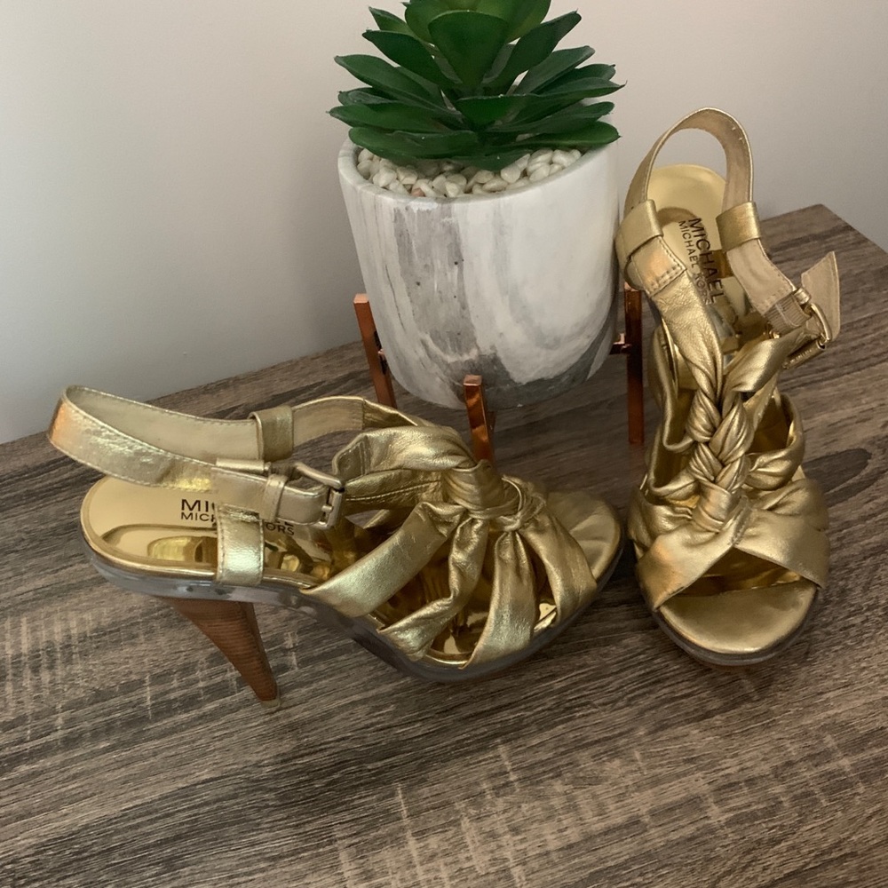 Stunning Michael Kors shoes in Gold - size 8